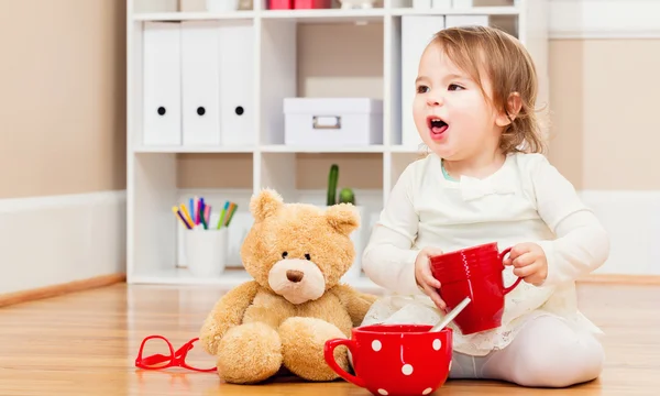 Chica tomando el té con su osito de peluche — Foto de Stock