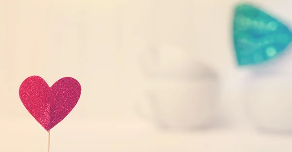 Kleines rotes Herz mit weißen Tellern — Stockfoto