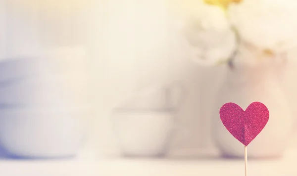 Beyaz porselen yemekleri ile küçük kalp