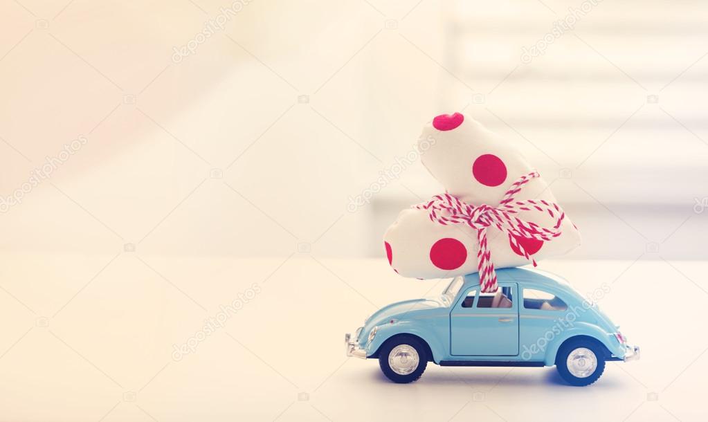 Miniature car carrying polka dots heart cushion