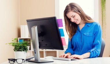 Ev ofisinde çalışan mutlu kadın