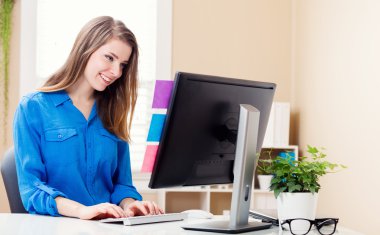 Ofisinde çalışan genç bir kadın.