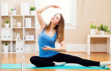 mutlu genç kadın germe 