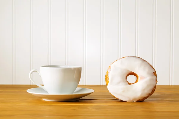 Donut blanco con café en una mesa de madera —  Fotos de Stock