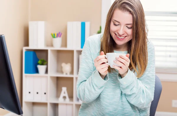 快乐的年轻女子喝咖啡 — 图库照片
