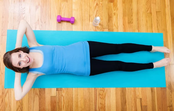 Ung kvinde gør yoga derhjemme - Stock-foto