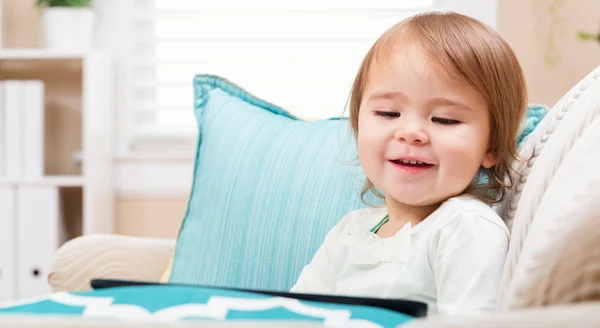 Barn tjej tittar på hennes tablet PC — Stockfoto