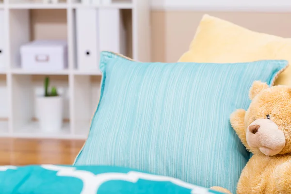 Salón interior con un osito de peluche — Foto de Stock