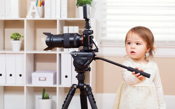 Barn girl med hjälp av en professionell kamera — Stockfoto