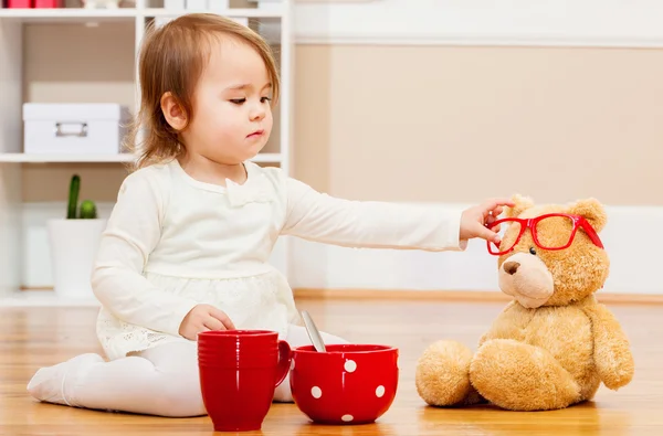 Chica tomando el té con su osito de peluche —  Fotos de Stock