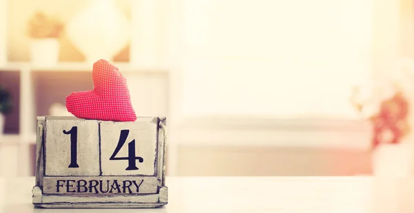 San Valentino con calendario in blocco di legno — Foto Stock