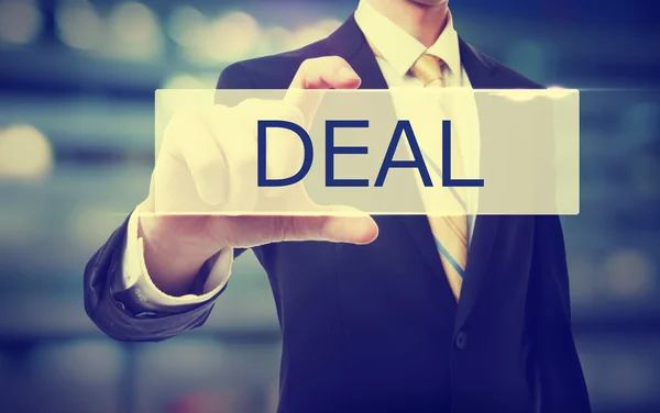 Affärsman holding Deal — Stockfoto