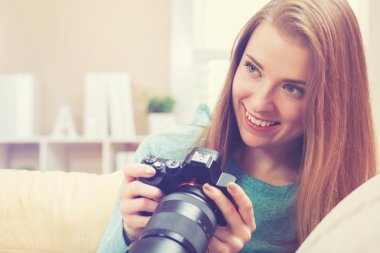 Genç kadın fotoğrafçı Dslr fotoğraf makinesi ile 