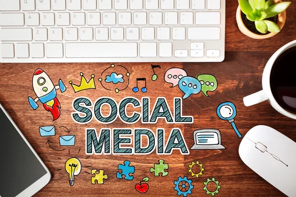 Social Media Konzept mit Workstation — Stockfoto