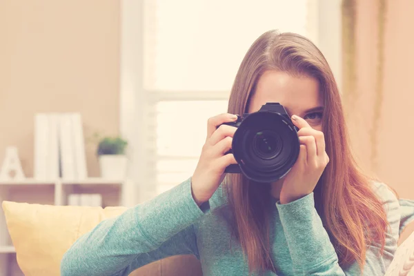 Młoda kobieta fotograf z Dslr aparat fotograficzny — Zdjęcie stockowe