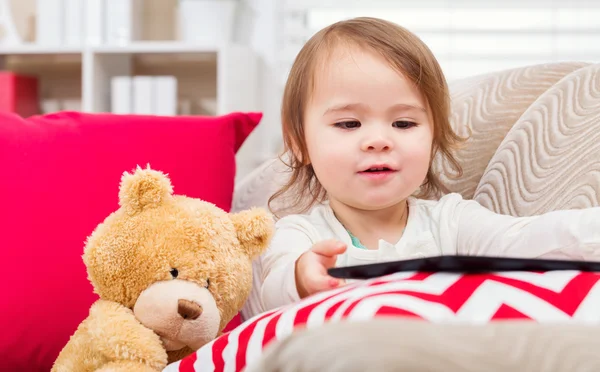 Toddler dziewczynka z jej pluszowego misia i tabliczka pc — Zdjęcie stockowe