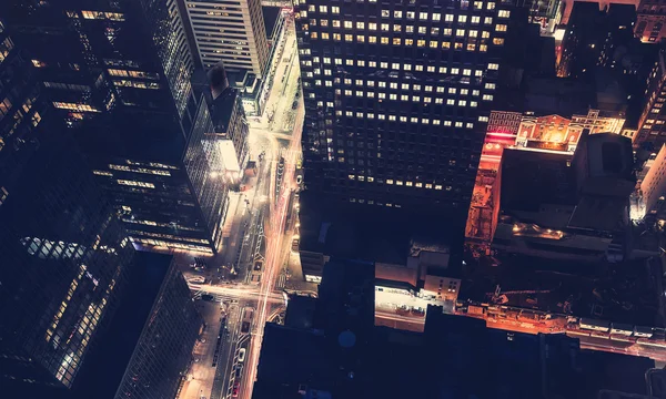 Intersección de la ciudad de Nueva York por la noche — Foto de Stock