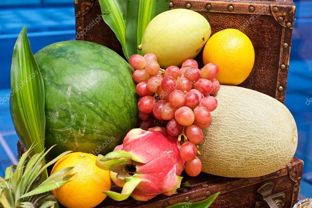 Fruits display in restaurant — Stock Photo © tangducminh 91400412
