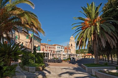 Sirolo, Ancona, Marche, İtalya: Conero Riviera 'daki Adriyatik Denizi manzaralı eski Marino Meydanı manzaralı