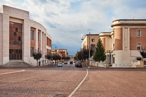 イタリアのエミリア ロマーニャ州プレダピオ ファシスト時代に建てられた合理主義建築の古い建物がある町の大通り — ストック写真