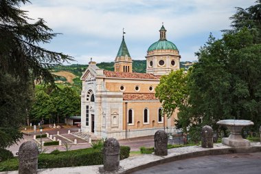Predappio, Emilia Romagna, İtalya: Benito Mussolini 'nin faşist dönemde inşa ettiği Padua' lı Aziz Anthony Kilisesi 'nin antik şehir sarayı Palazzo Varano' sundan görüş 