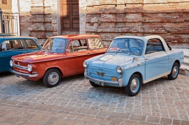Klasik otomobiller NSU Prinz 4L (1972) ve Autobianchi Bianchina Trasformabile (Fiat 500-1959 'dan esinlenerek), Jesi, AN, İtalya' da 29 Eylül 2019 tarihli klasik araba toplantısında