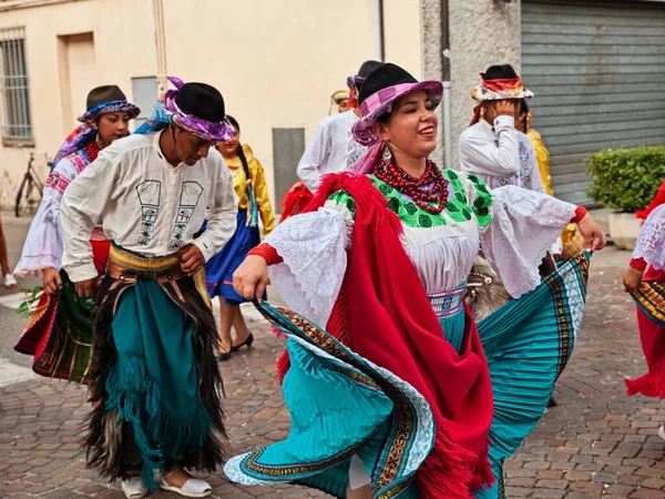 Folk Dance Ensemble Cuniburo Cultural Ecuador Performs Traditional Dance Town — Photo