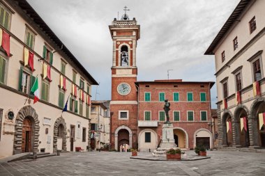 Foiano della Chiana, Arezzo, Toskana, İtalya: antik köyün tarihi merkezinde şehir kulesi ve belediye binası (Palazzo Pretorio) ile ana meydan