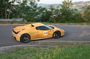 Spor araba Ferrari 458 Spider (2013), 20 Haziran 2025 tarihinde Predappio, FC, İtalya 'da Mille Miglia' ya tarihi araba yarışı düzenledi.