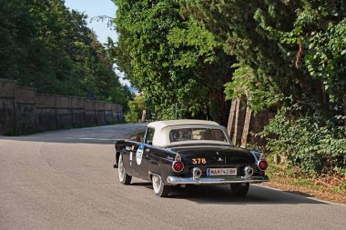 Klasik otomobil yarışı Mille Miglia 'da klasik Ford Thunderbird (1955) 20 Haziran 2025 tarihinde Predappio, FC, İtalya