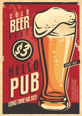 Bir bardak soğuk bira ve çekici bir mesajla birlikte bar duvarı dekorasyonu reklamı. Kırmızı arka planda bira retro posterini iç. Eski kağıt dokusunda vintage vektör resmi.
