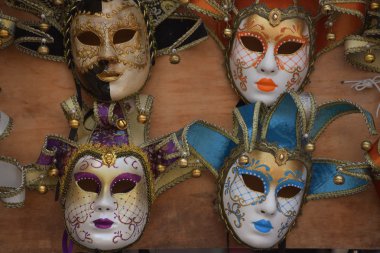 Venedik, merkez bölgedeki bir mağazada maske takıyor. 