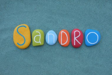 Sandro, İtalyan erkek ismi yeşil kumların üzerine çok renkli taş harflerle yazılmış.