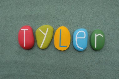 Tyler, yeşil kumların üzerine çok renkli taş harflerle yazılmış bir isim.