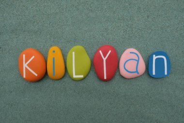 Kilyan, ismi yeşil kumların üzerine çok renkli taş harflerle yazılmış.
