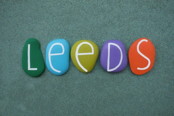 Leeds Città Inghilterra Souvenir Con Lettere Pietra Multicolore Sabbia Verde — Foto Stock