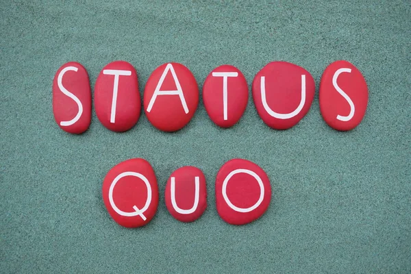 Status Quo Latijnse Zin Samengesteld Met Rood Gekleurde Stenen Letters — Stockfoto