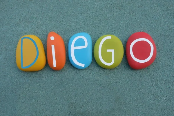 Diego Spaanse Voornaam Samengesteld Met Veelkleurige Stenen Letters Groen Zand — Stockfoto