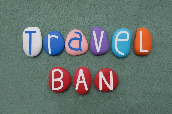 Prohibición Viajar Texto Creativo Compuesto Con Letras Piedra Multicolor Sobre — Foto de Stock