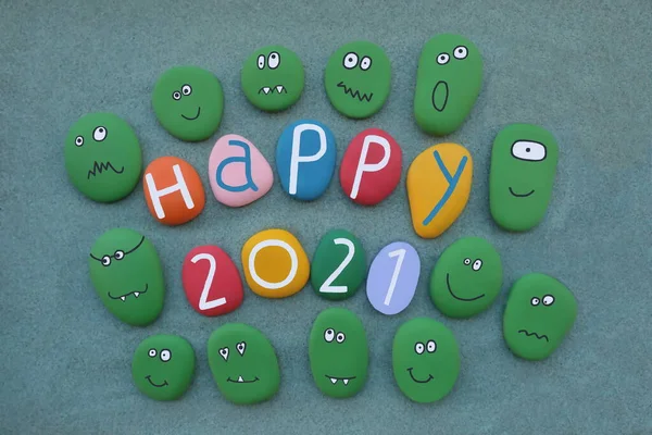 緑の砂の上に色の石の文字と緑のモンスターのデザインでハッピーと面白い2021年のための創造的なメッセージ — ストック写真