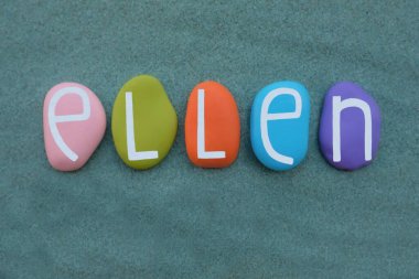 Ellen, kadın ismi yeşil kumların üzerine çok renkli taş harflerle yazılmış.