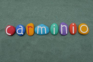 Erkeksi ismin yaratıcı bileşimi. Carminio yeşil kumların üzerinde çok renkli taş harfler var.