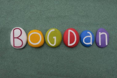 Bogdan, erkeksi Slav ismi Tanrı tarafından verilmiş, yeşil üzerine çok renkli taş harflerle yazılmış.