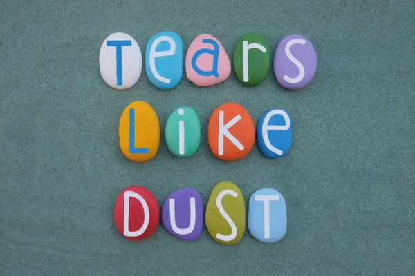 Tränen Wie Staub Traurige Phrase Aus Bunten Steinbuchstaben Über Grünem — Stockfoto