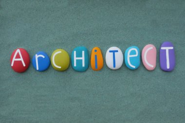 Mimar, yaratıcı meslek metni yeşil kum üzerinde çok renkli taş harflerle oluşturulmuş.