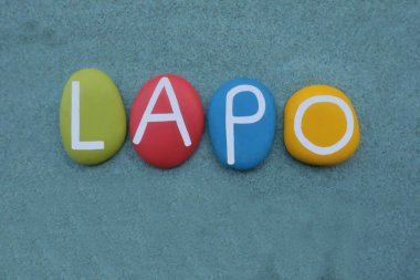 Lapo, yeşil kumların üzerine çok renkli taş harflerle yazılmış erkeksi bir isim.