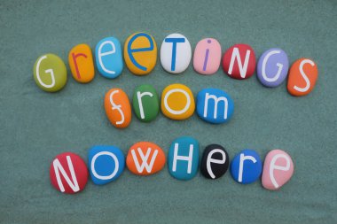 Hiçbir yerden selamlar, yeşil kumların üzerinde çok renkli taş harflerle oluşturulmuş yaratıcı logo.