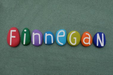 İrlanda isminin kutlanması, Finnegan, yeşil kum üzerinde el yapımı çok renkli taş harflerle.