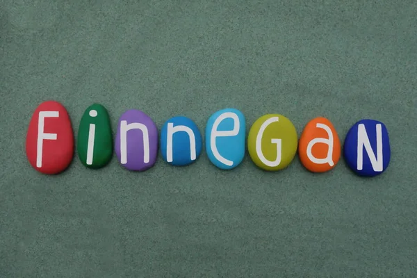 İrlanda isminin kutlanması, Finnegan, yeşil kum üzerinde el yapımı çok renkli taş harflerle.