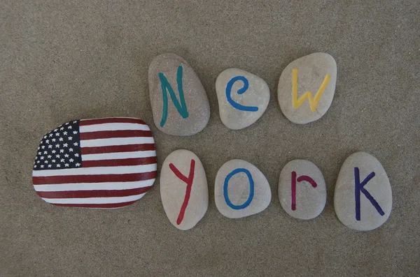 New York con bandiera degli Stati Uniti d'America, lettere scolpite in pietra — Foto Stock